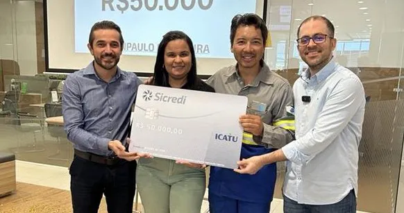  Sicredi entrega prêmio de seguro de vida a associado de Ubiratã.jpg 