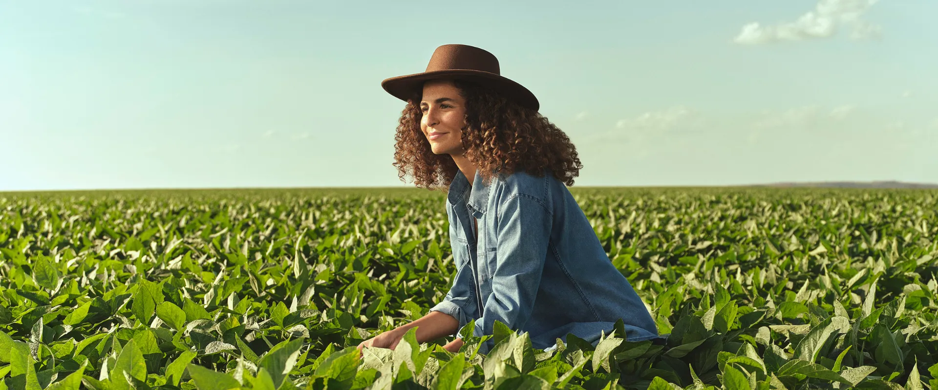  Imagem de agricultora em sua plantação de soja 