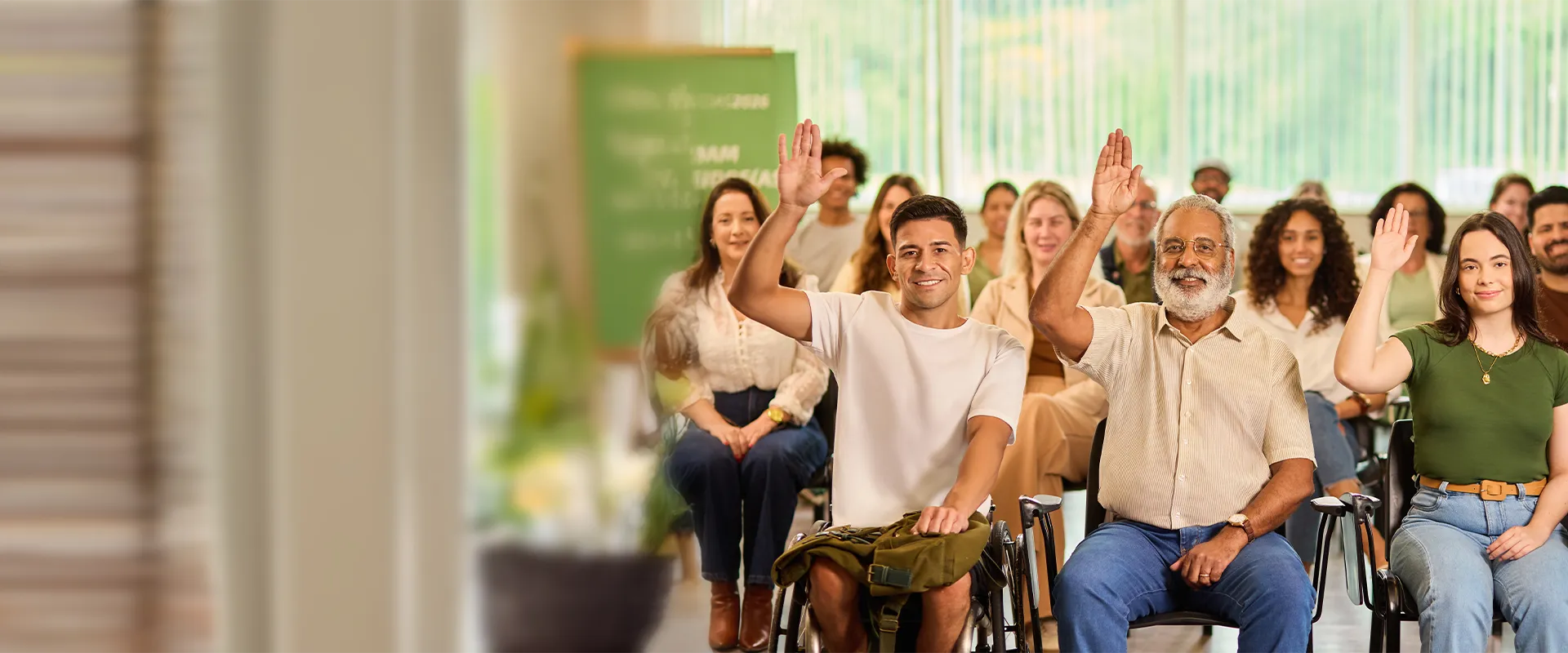  mulher sentada em uma assembleia com várias pessoas ao fundo participando 