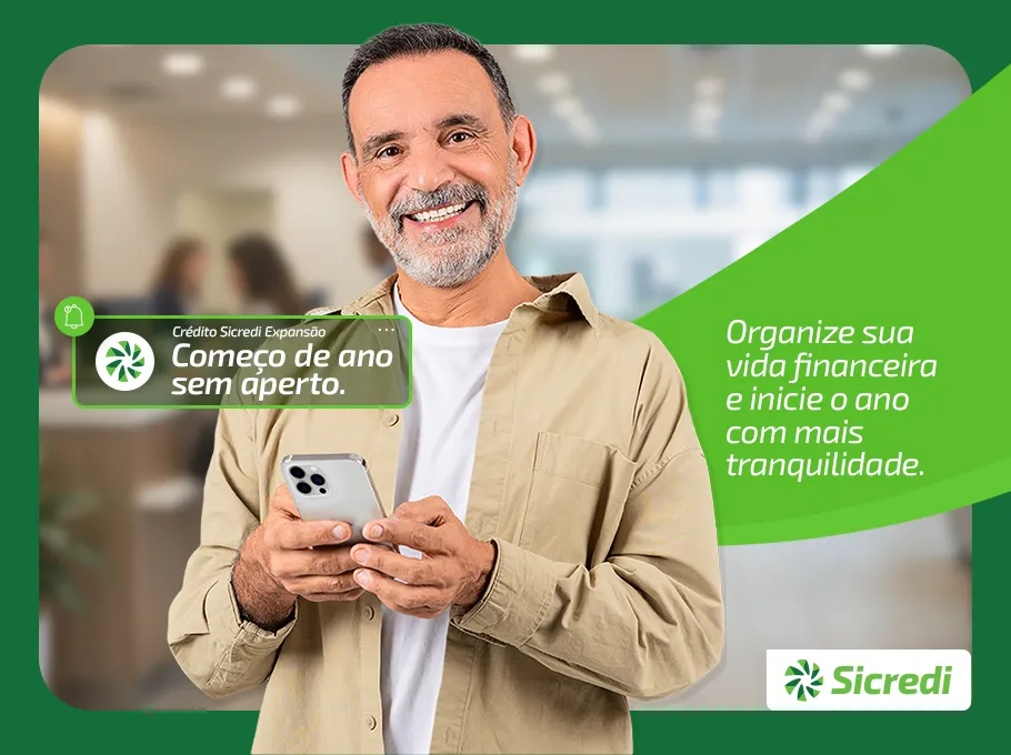  Homem de pele clara sorrindo olhando pra câmera 