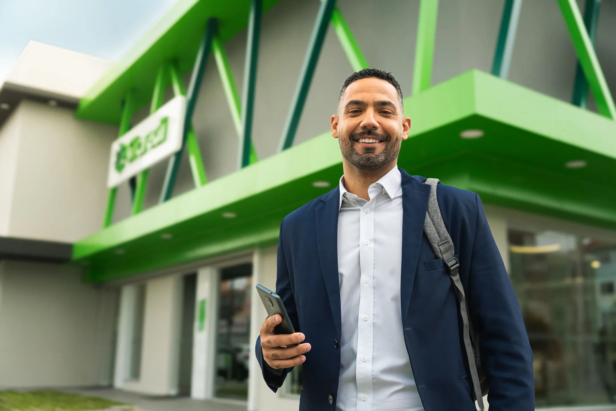  A abertura de novas agências - já são mais de 1.000 na área de atuação das 30 cooperativas da Central Sicredi PR/SP/RJ - reforça o relacionamento próximo aos associados 