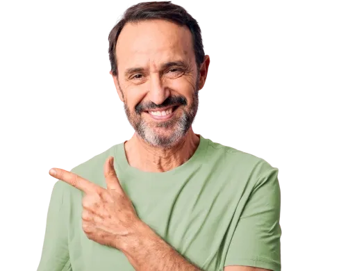  homem branco sorrindo de camiseta verde 