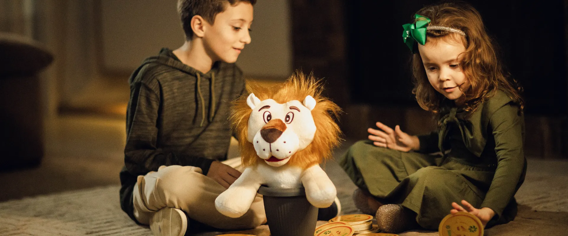  Crianças brincam de poupar com o mascote da Sementinhas do Futuro 