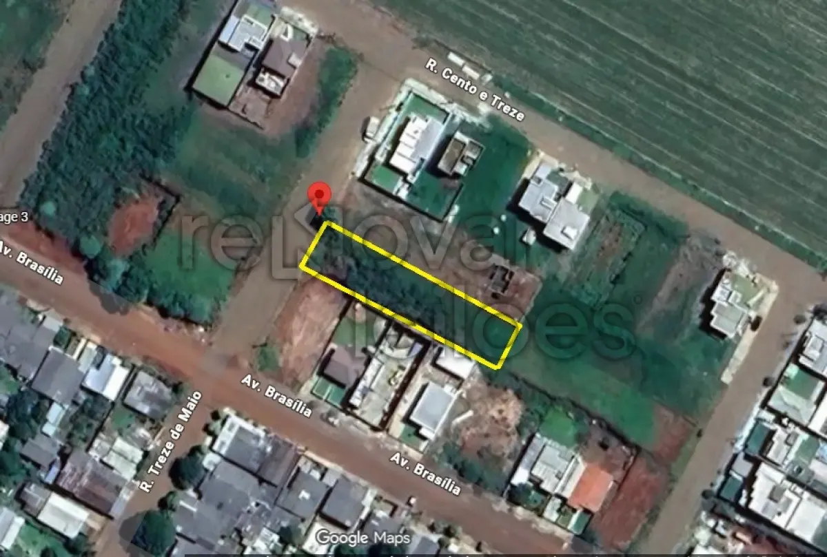  Imagem aérea de terreno urbano demarcado em Tapera (RS), com formato alongado, localizado em quadra com vias identificadas e edificações residenciais no entorno, apresentando área com cobertura vegetal e acesso por ruas pavimentadas. 