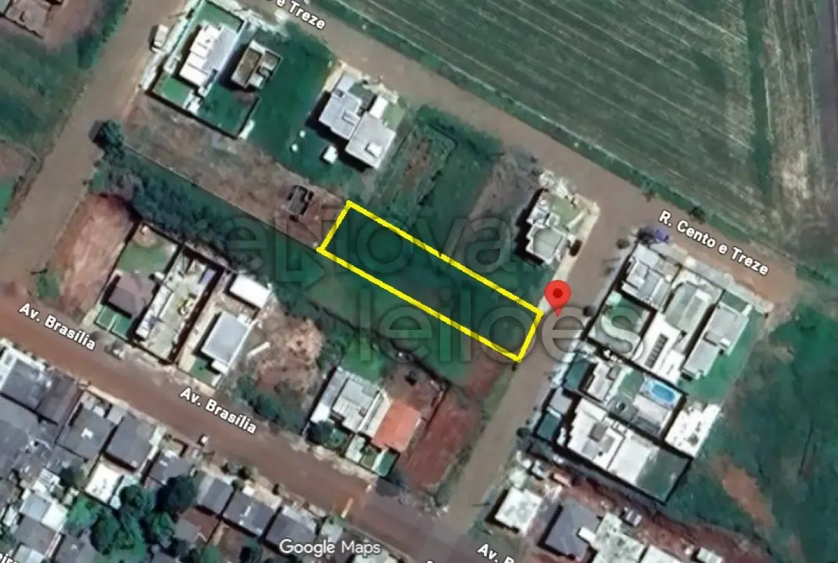  Imagem aérea de terreno urbano alongado em Tapera (RS), delimitado em destaque, situado em quadra com acessos por vias públicas, áreas com cobertura vegetal e edificações residenciais distribuídas no entorno. 