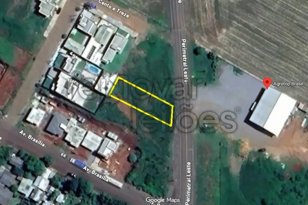  Imagem aérea de terreno urbano alongado em Tapera (RS), com frente para a Perimetral Leste, delimitado em destaque, próximo a edificações residenciais, apresentando área com cobertura vegetal e acesso por via pavimentada. 