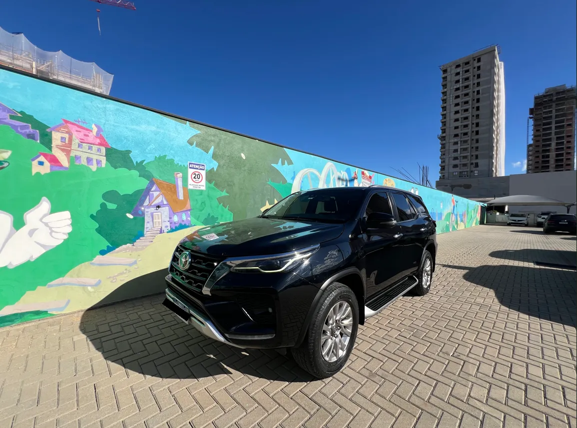  Hilux SW4 - GGY3G83 - Frente.PNG 