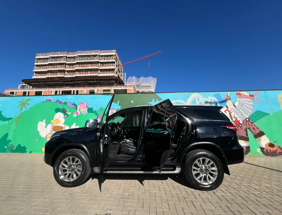  Hilux SW4 - GGY3G83 - Lateral aberta.PNG 