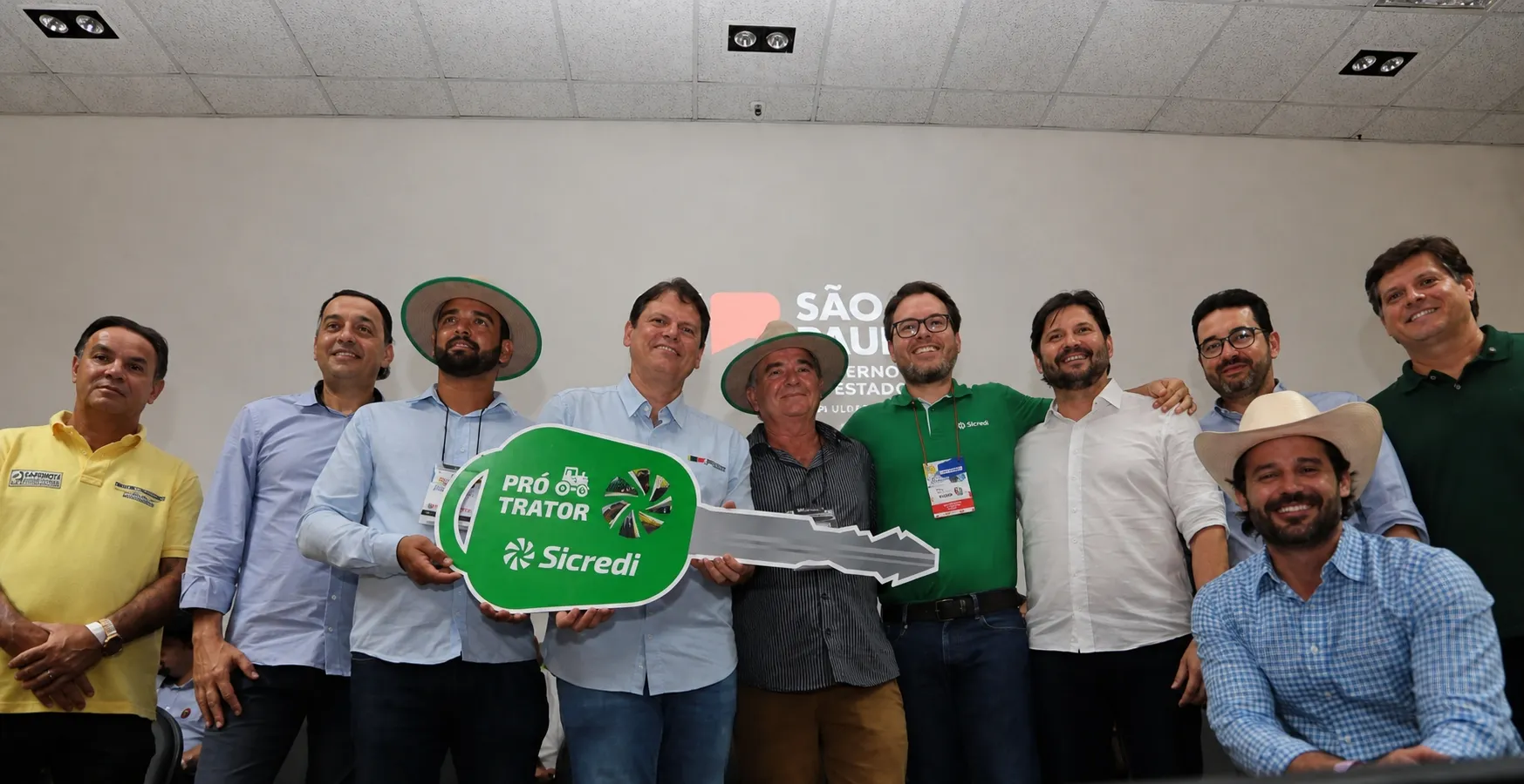  Durante a Agrishow, o governador Tarcísio de Freitas participou da entrega simbólica dos tratores aos associados do Sicredi  Divulgação/Sicredi 