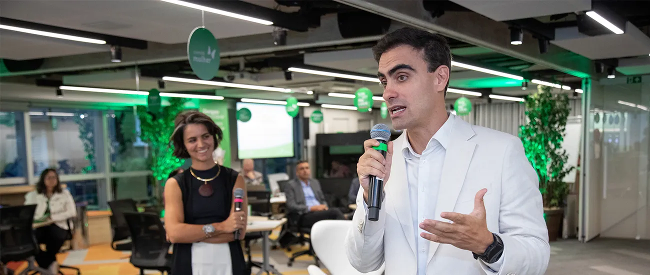  Ao longo dos dois dias de Summit, os presentes participaram de dinâmicas e trabalhos em grupo, mediados por Vitor Belota e Amanda Rodrigues  Rafael Danielewicz 