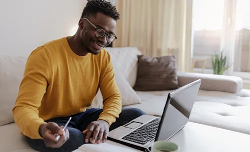  homem branco com cracha usando computador mulher negra e homem branco observando 