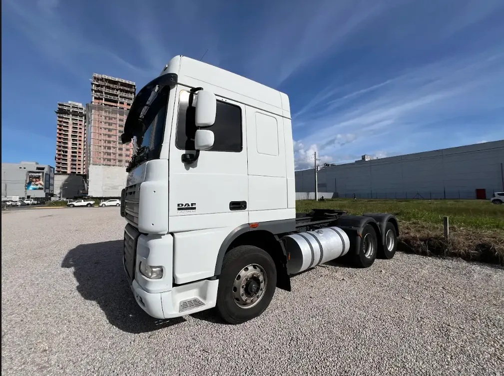  CAMINHAO DAF XF105 - RAE5J33 - LATERAL.png 