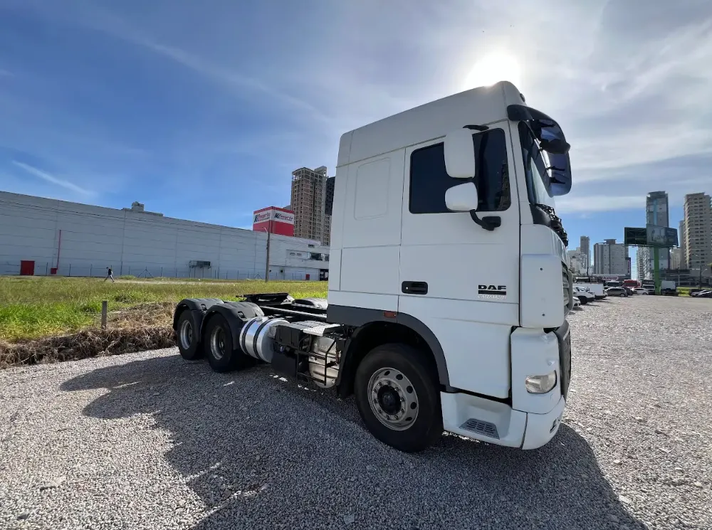  CAMINHAO DAF XF105 - RAE5J33 - LATERAL 1.png 