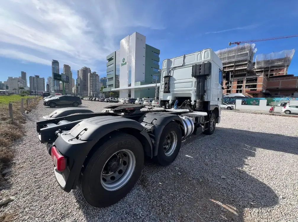  CAMINHAO DAF XF105 - RAE5J33 - TRASEIRA.png 