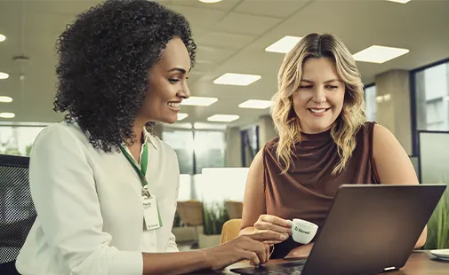  colaboradores do sicredi atendendo uma associada 