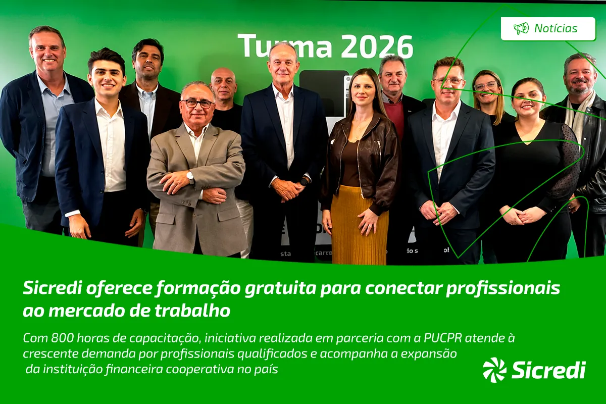  Grupo de pessoas posando em frente a um fundo verde com o texto “Turma 2026” 
