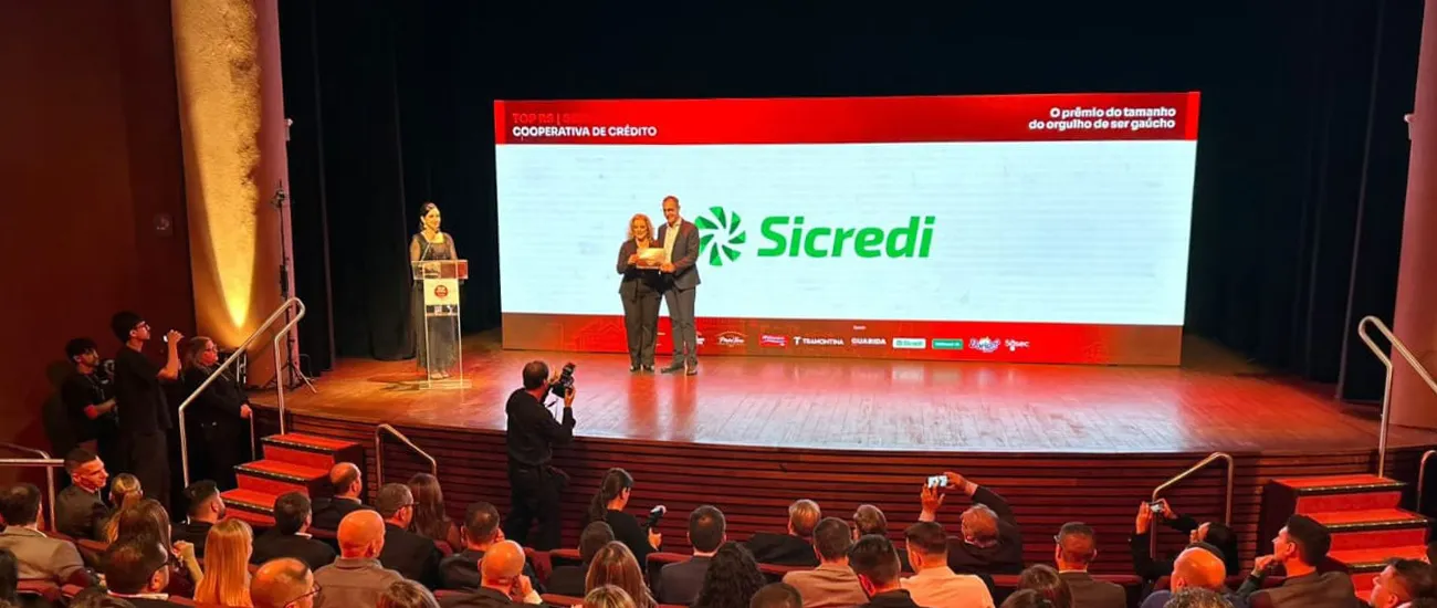  Sicredi recebe reconhecimento no Top of Mind RS, premiação da Revista Amanhã que destaca as marcas mais lembradas pelos gaúchos, reafirmando a força e a presença da instituição no cooperativismo de crédito. 