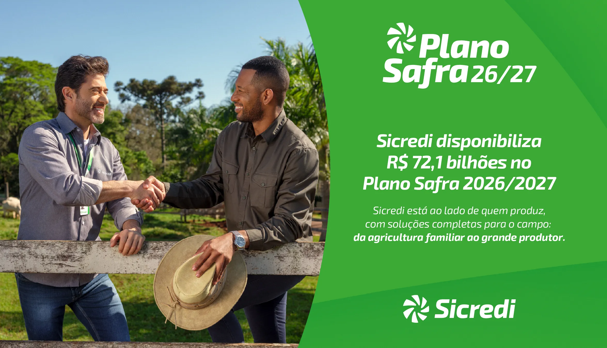  Dois homens apertam as mãos em propriedade agrícola, sendo um gerente do Sicredi e um produtor rural, representando parceria no campo e o apoio do Sicredi ao Plano Safra 2026/2027. 