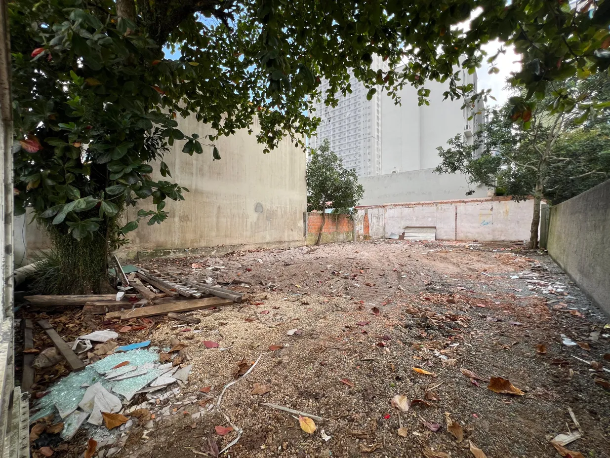  Terreno no bairro Meia Praia - dentro.png 