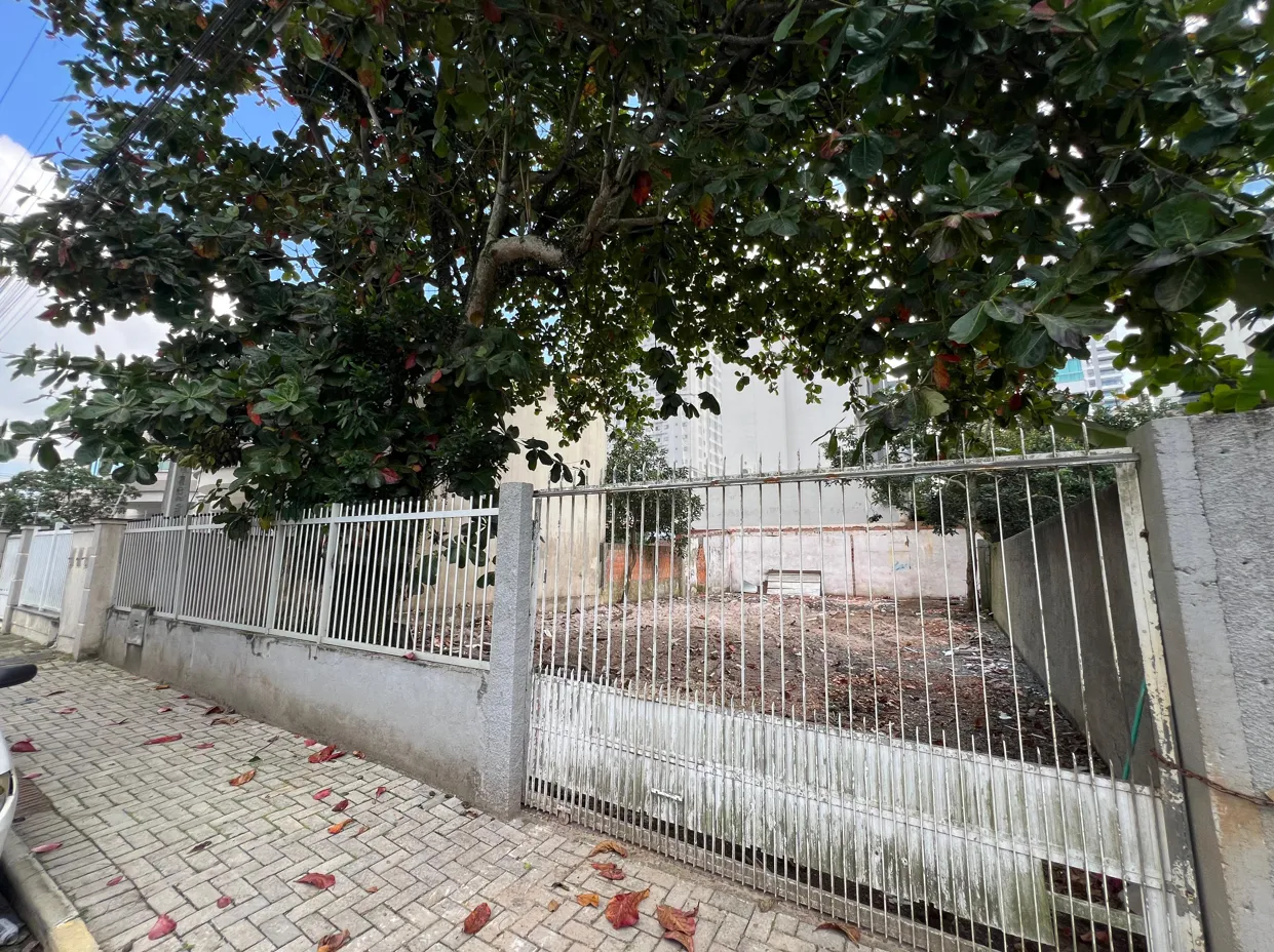  Terreno no bairro Meia Praia - frente.png 