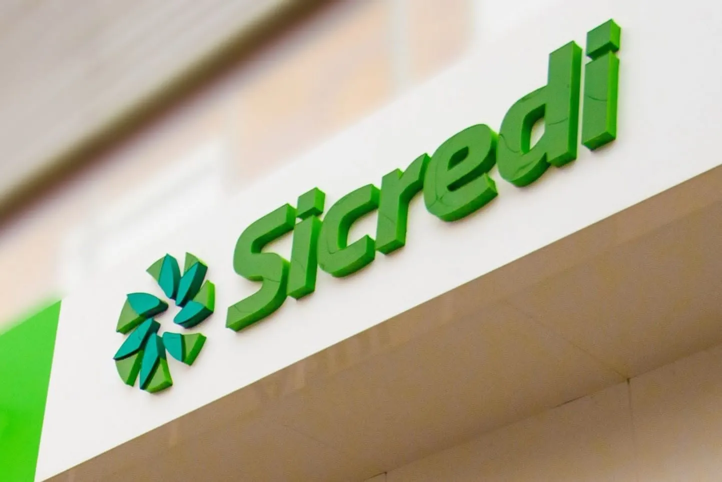  Fachada com logo da Sicredi 