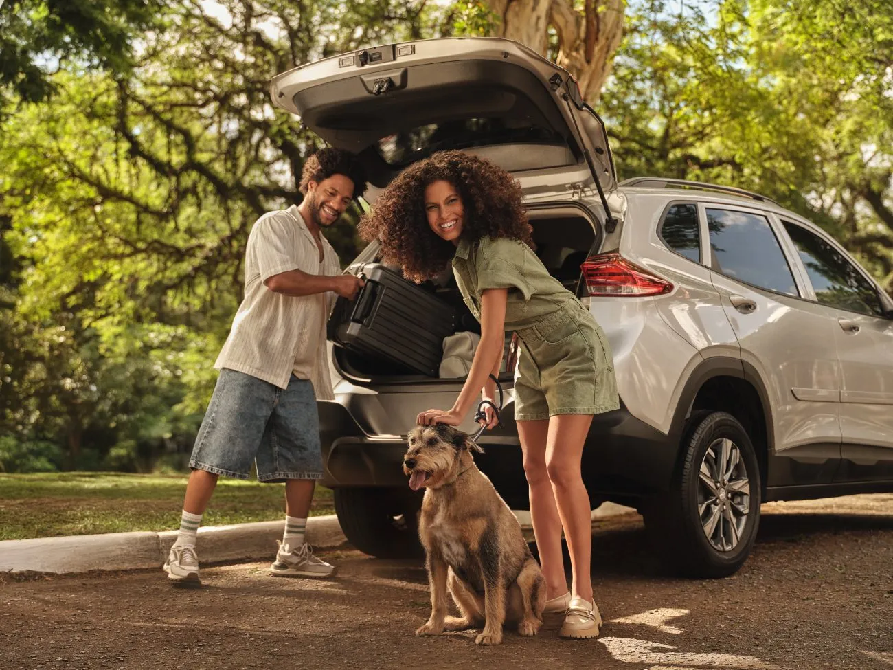  Familia com um carro, cachorro, feliz, alegres, com malas de viagem, evidenciando conquistas como uma contemplação em consórcio. 