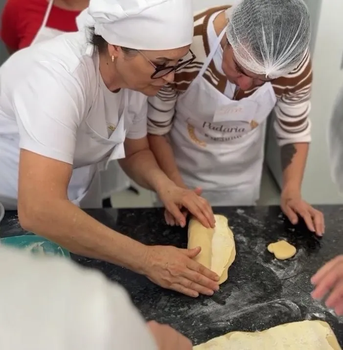  Mulheres amassando pão 
