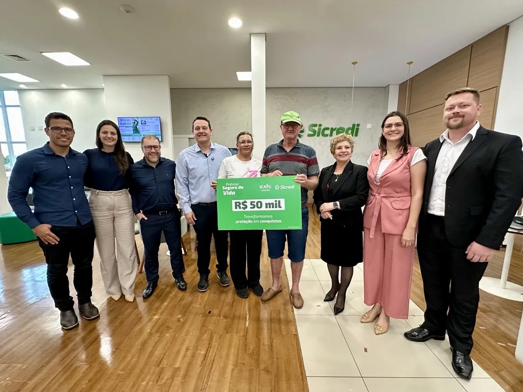  Colaboradores agência Nova Aurora, Associado Jose e esposa, presidente Maura Carrara e o representante da Icatu, Diego Iuchemui .jpg 