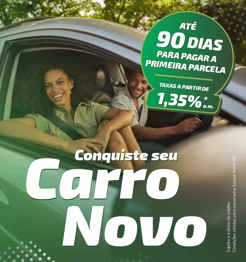  casal com janela do carro aberta sorrindo 