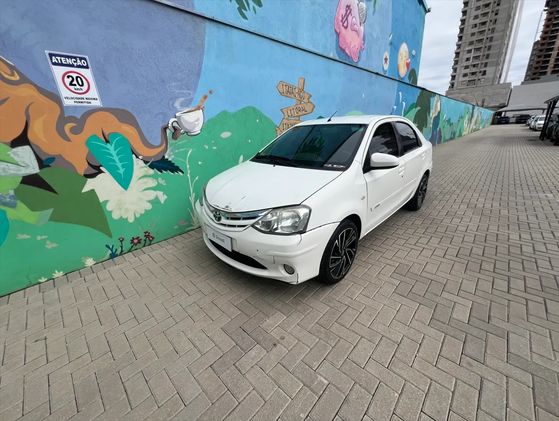  Etios Sedan - Fotos - AYN3I41 - Frente.png 