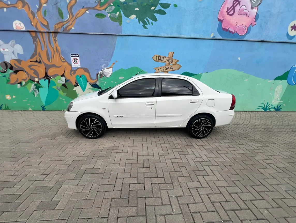  Etios Sedan - Fotos - AYN3I41 - lateral.png 