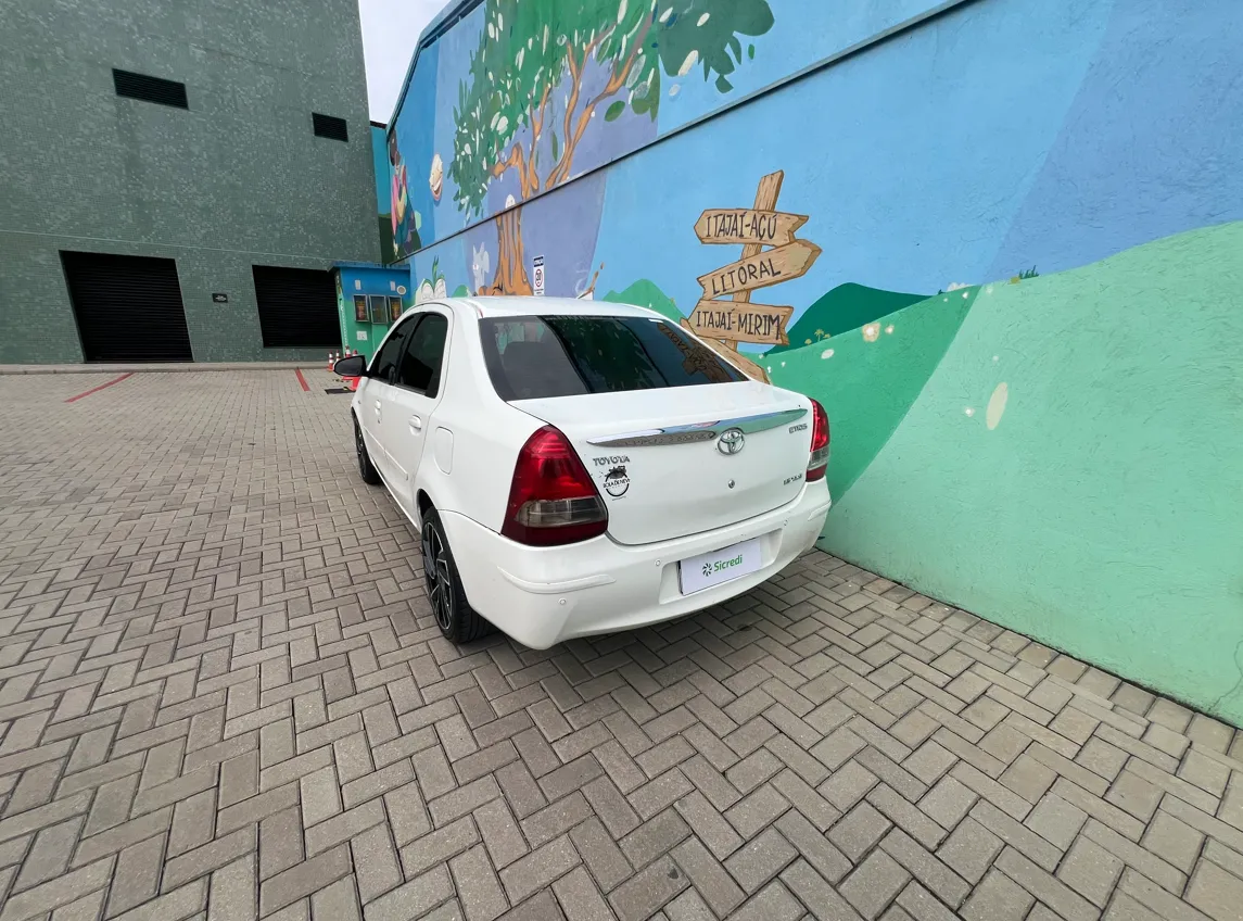  Etios Sedan - Fotos - AYN3I41 - traseira.png 