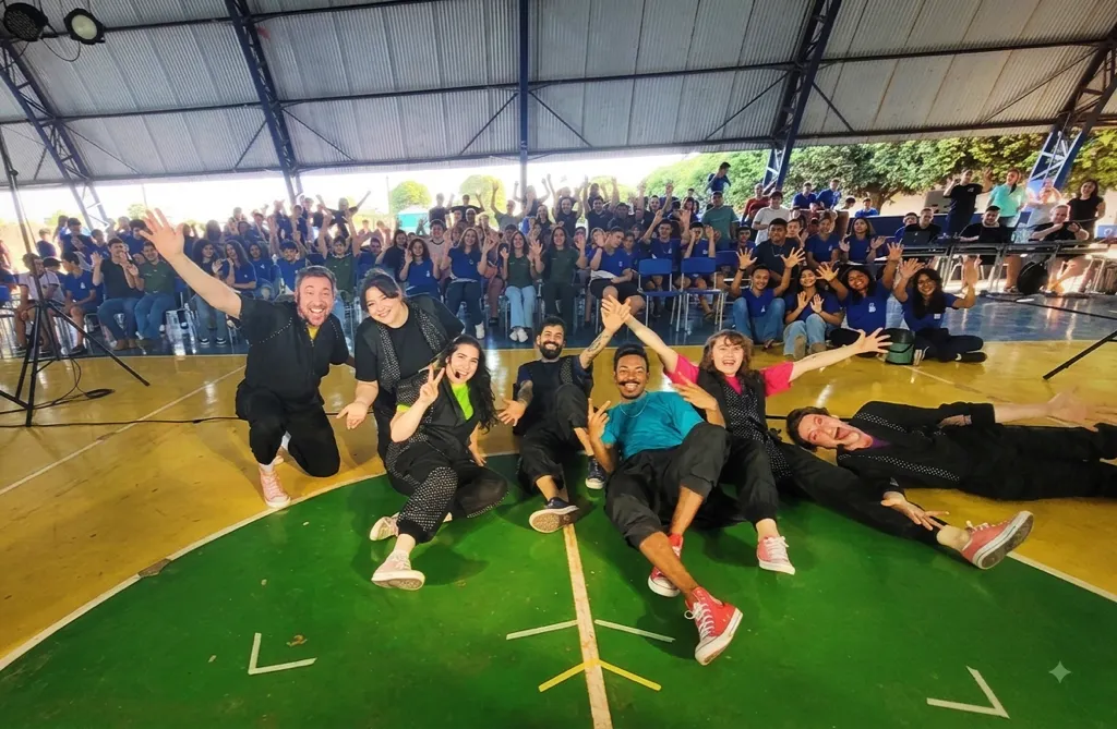  O espetáculo #Juntos é realizado pelo Ministério da Cultura, Fundação Sicredi e LigaDUX Produções, por meio da Lei Federal de Incentivo à Cultura. 