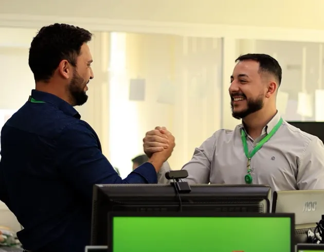  dois homens brancos dando um aperto de mão 