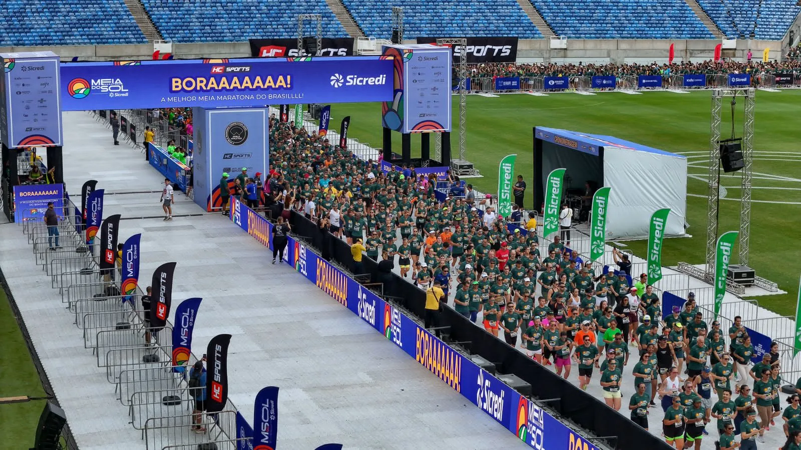  atletas corredores na largada da meia maratona do sol sicredi na arena das dunas 