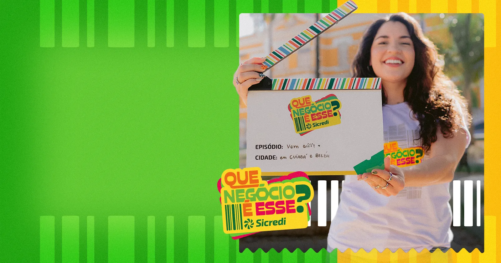  colaboradora Sicredi sorrindo com uma claquete na mão 