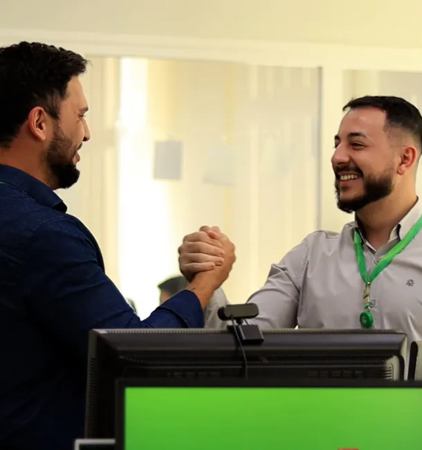  dois homens brancos dando um aperto de mão 
