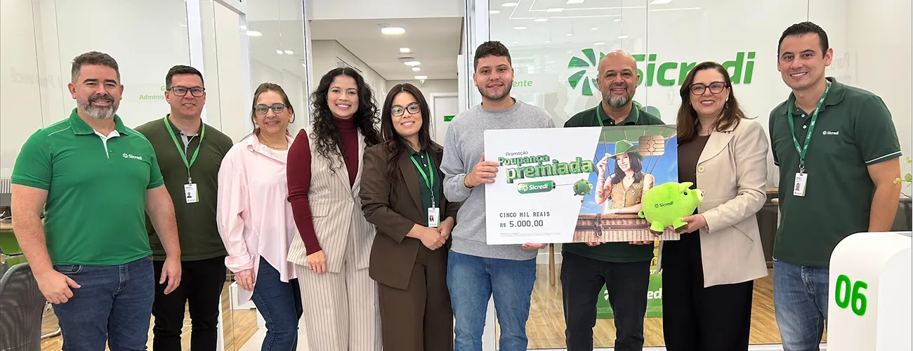  Equipe da agência com o associado.jpeg 