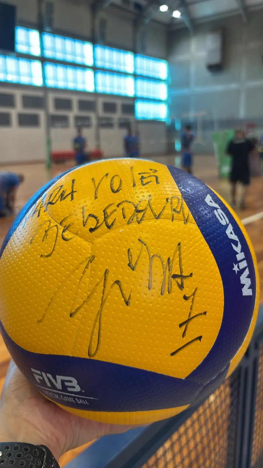  Bola autografada para Volei Bebedouro.jpg 