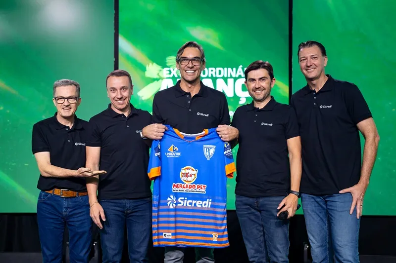  Entrega da camiseta do projeto Vôlei Bebedouro ao atleta olímpico Giba, um dos maiores nomes da história do voleibol brasileiro e mundial, com um currículo que inclui ouro olímpico, três títulos mundiais, oito títulos da Liga Mundial e diversas outras conquistas. 