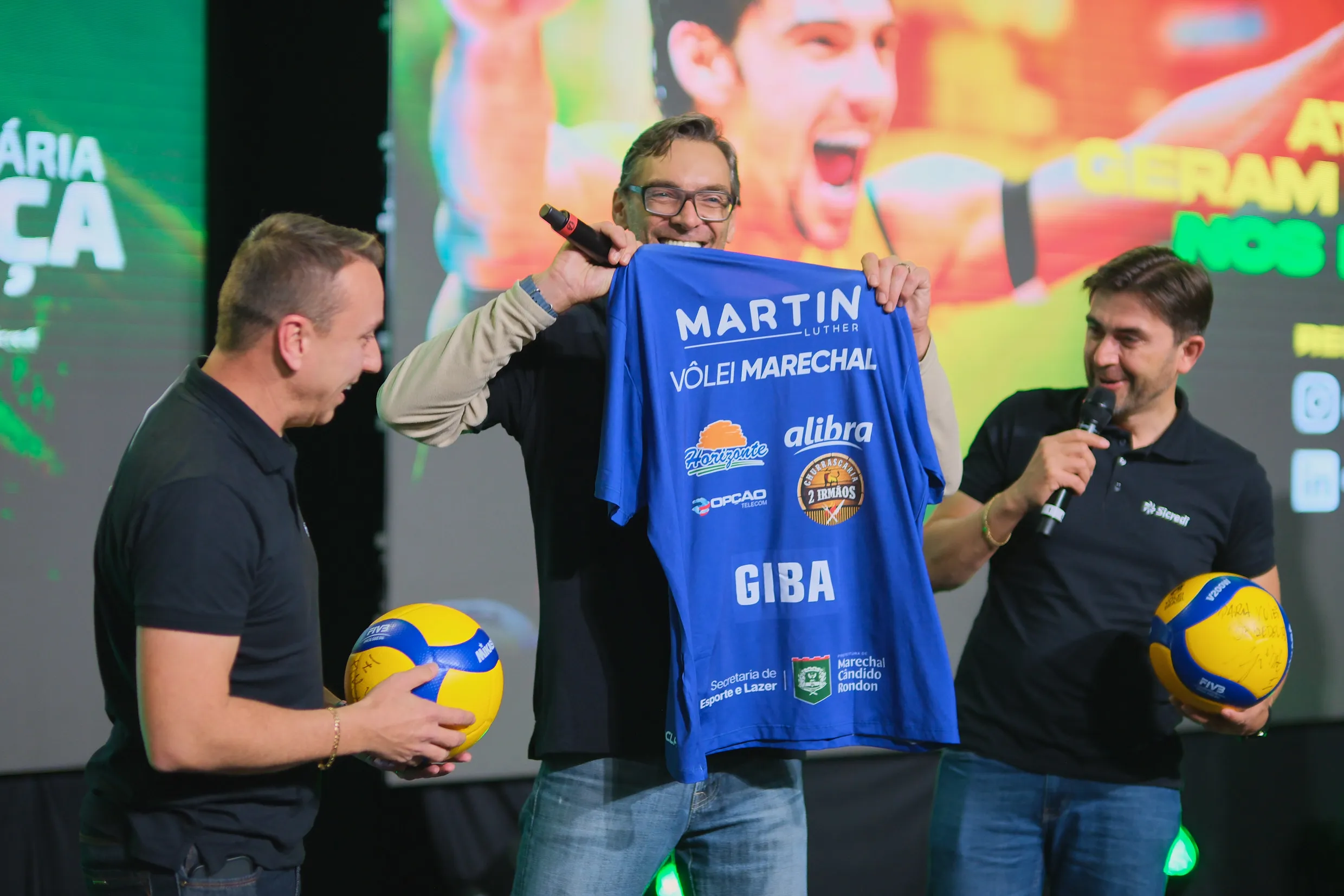  Entrega da camiseta do projeto Vôlei Marechal ao atleta olímpico Giba, um dos maiores nomes da história do voleibol brasileiro e mundial. 