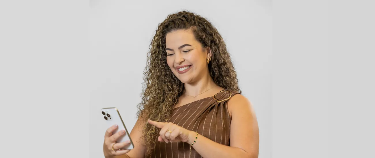  Mulher com celular 