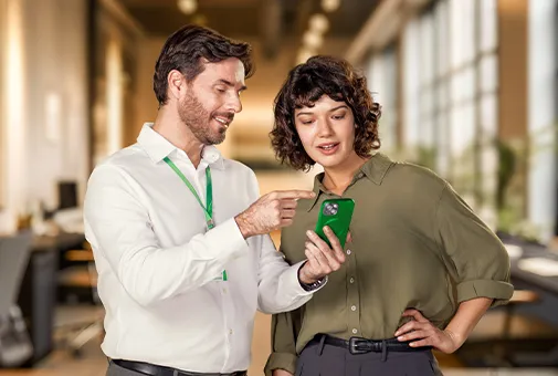  gerente sicredi mostra celular para associada 