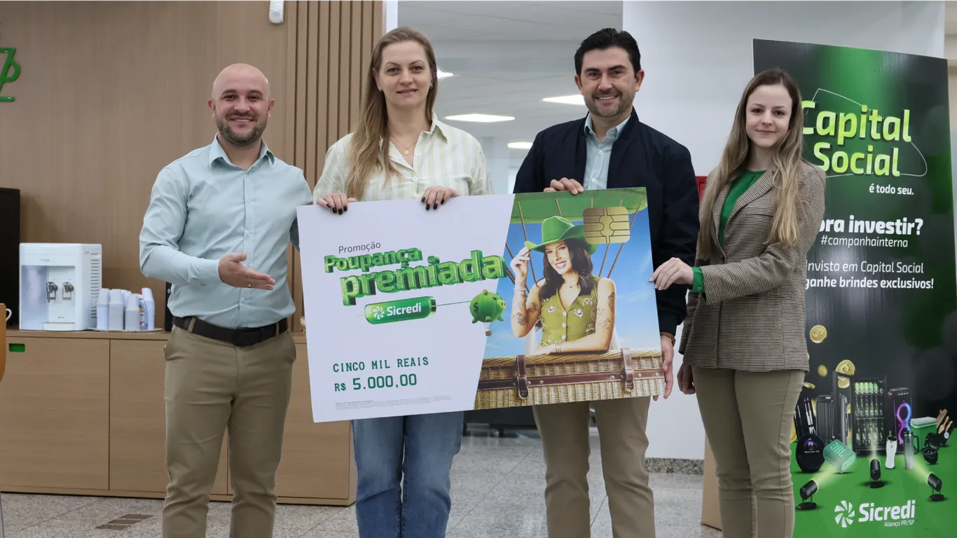 Presidente Fernando Fenner, gerente da agência e gestora de conta entregando premiação à associada. 
