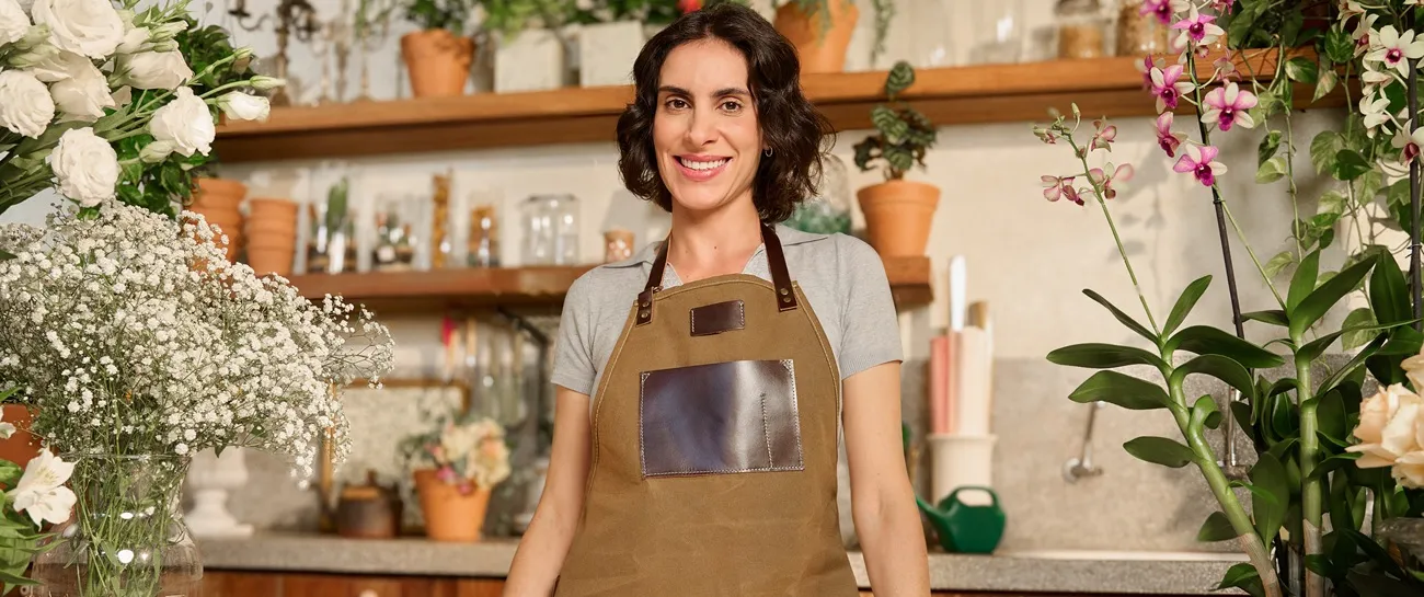  Nacional-Foto JPG-Empreendedora na floricultura-Mães-Datas Comemorativas 2026 (1) 