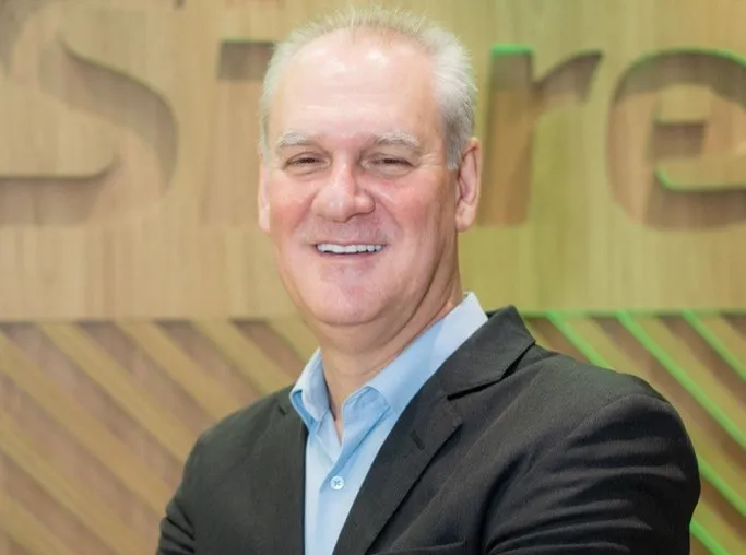  Presidente da Sicredi Cerrado GO posando para foto 