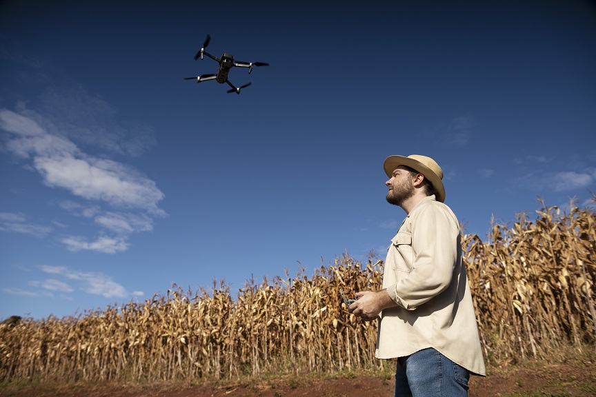 agricultor pilotando um drone