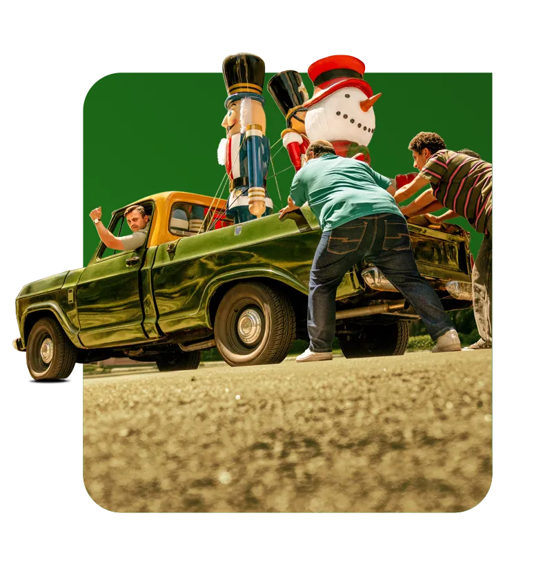  dois homens ajudam a empurrar carro enguiçado que leva enfeites de natal 