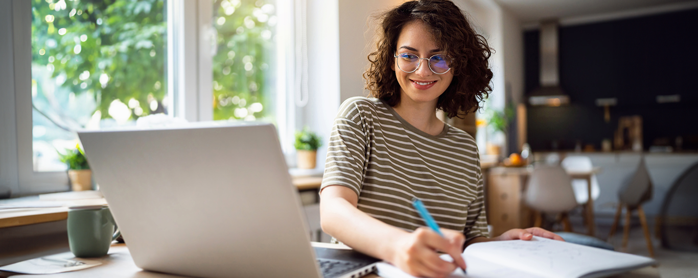  mulher branca em frente a notebook fazendo planejamento financeiro 