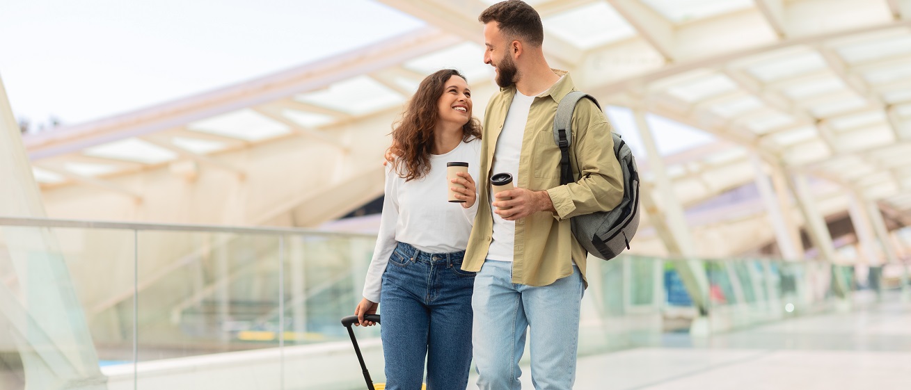  casal feliz no aeroporto 